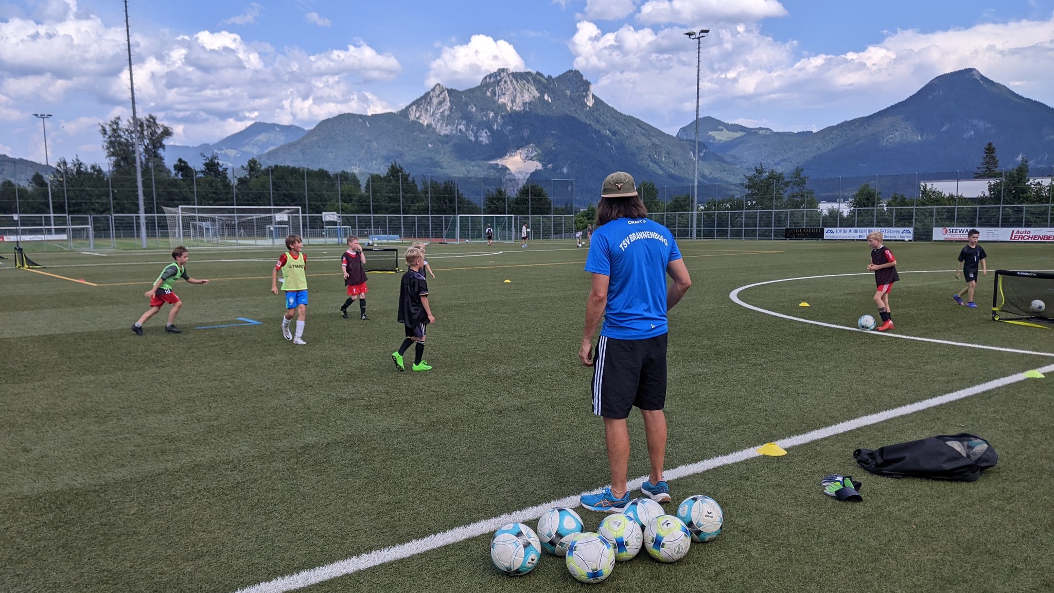 Nachwuchsfußballer spielen auf dem Trainingsplatz in Brannenburg. 