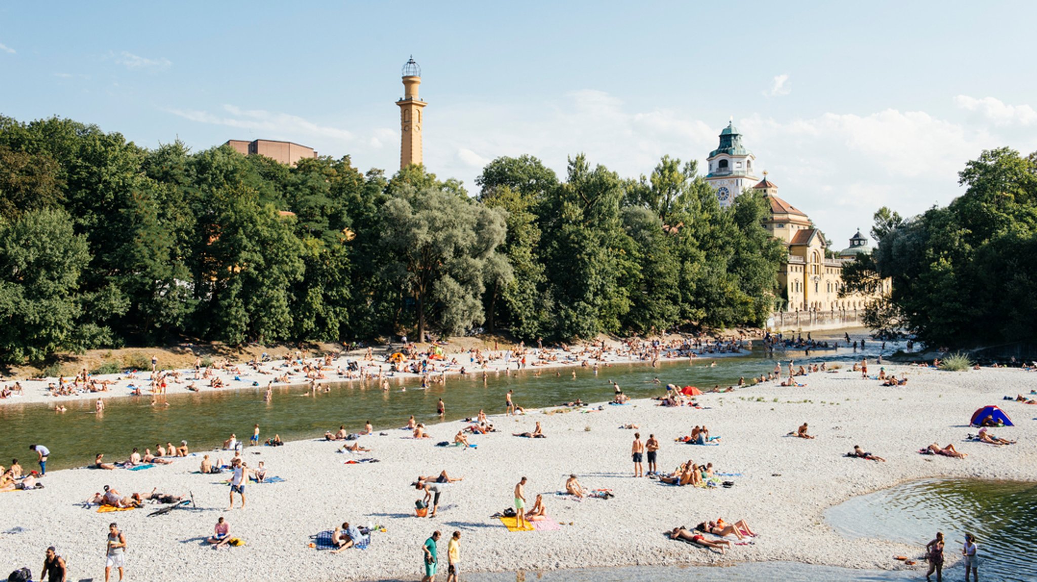 Die Isar an einem sommerlichen Tag. 