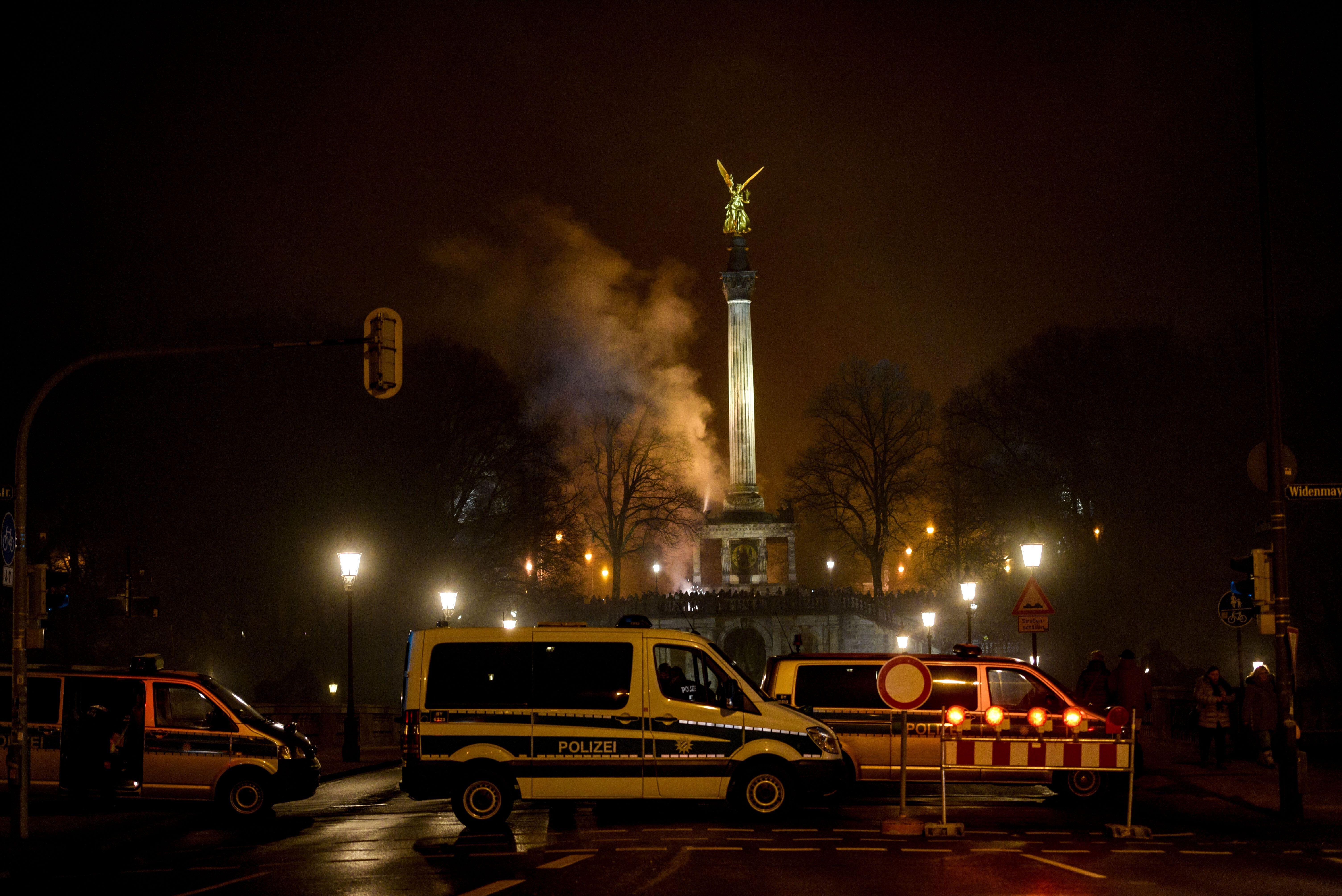 Streifenwagen vor Friedensengel 