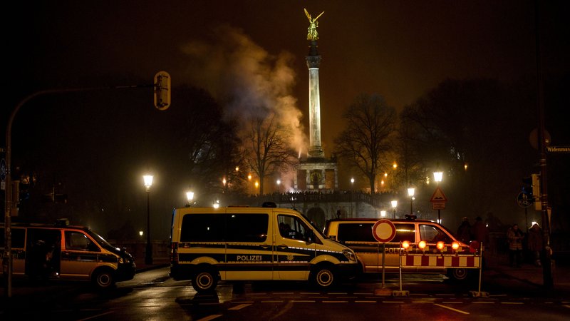 Streifenwagen vor Friedensengel | Bild: picture-alliance/ Alessandra Schellnegger Streifenwagen vor Friedensengel