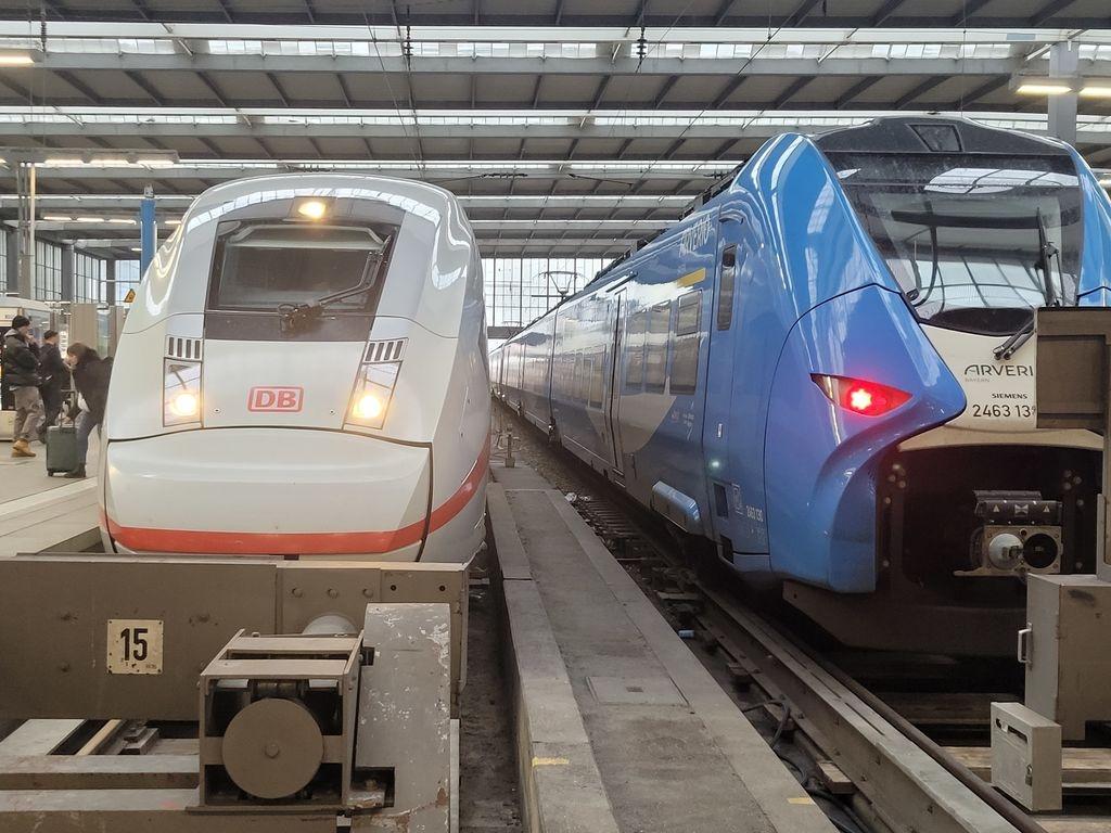 11.12.2025, München - Zwei Züge stehen im Hauptbahnhof. An diesem Sonntag, dem 14.12.2025 der europaweite Fahrplanwechsel statt. Hier nebeneinander ein ICE der Deutschen Bahn neben einem Regionalzug der Privatbahn Arverio im Münchner Hauptbahnhof 