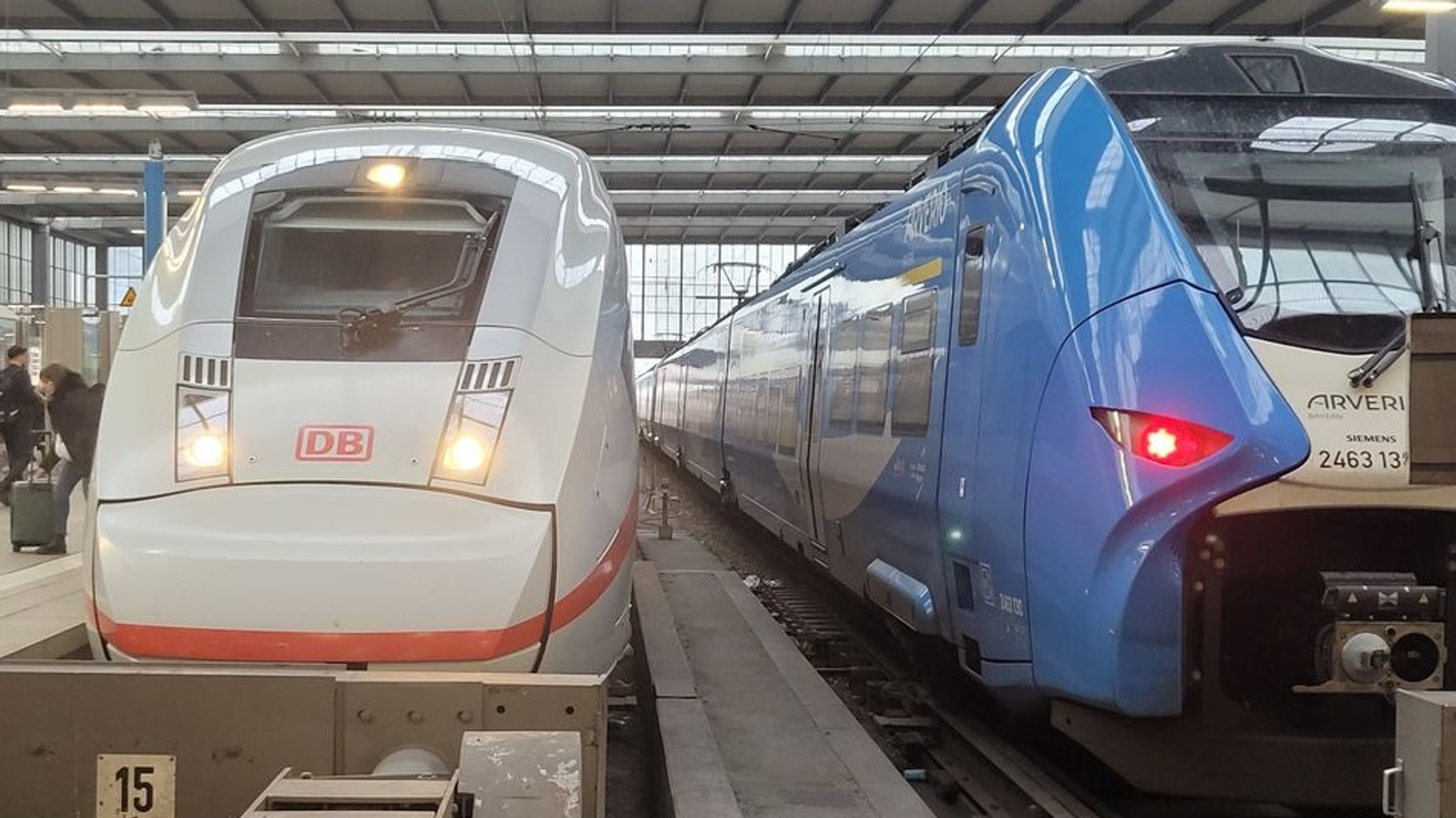 11.12.2025, München - Zwei Züge stehen im Hauptbahnhof. An diesem Sonntag, dem 14.12.2025 der europaweite Fahrplanwechsel statt. Hier nebeneinander ein ICE der Deutschen Bahn neben einem Regionalzug der Privatbahn Arverio im Münchner Hauptbahnhof 