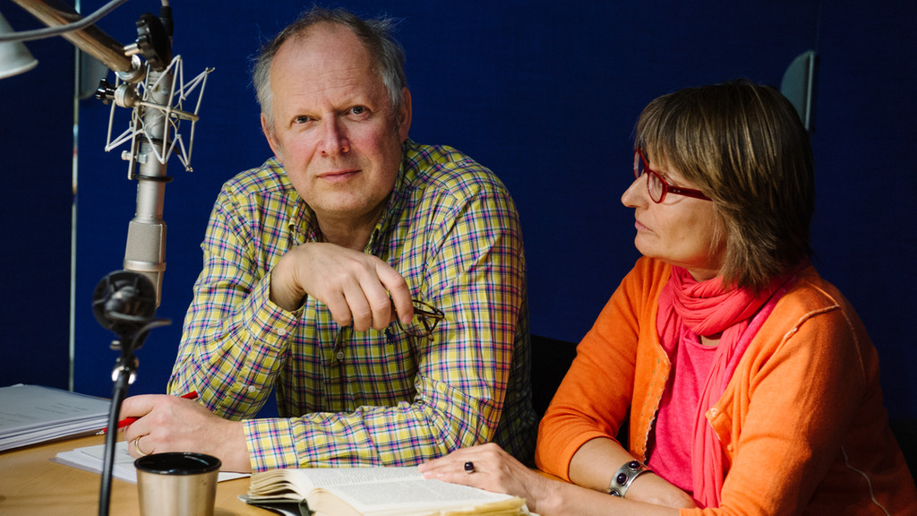 Schauspieler Axel Milberg und Regisseurin Irene Schuck bei einer Besprechung im Studio des Bayerischen Rundfunks. Axel Milbergs Lesung aus Lion Feuchtwangers Roman "Exil" ist als Podcast in der ARD Audiothek zu finden.