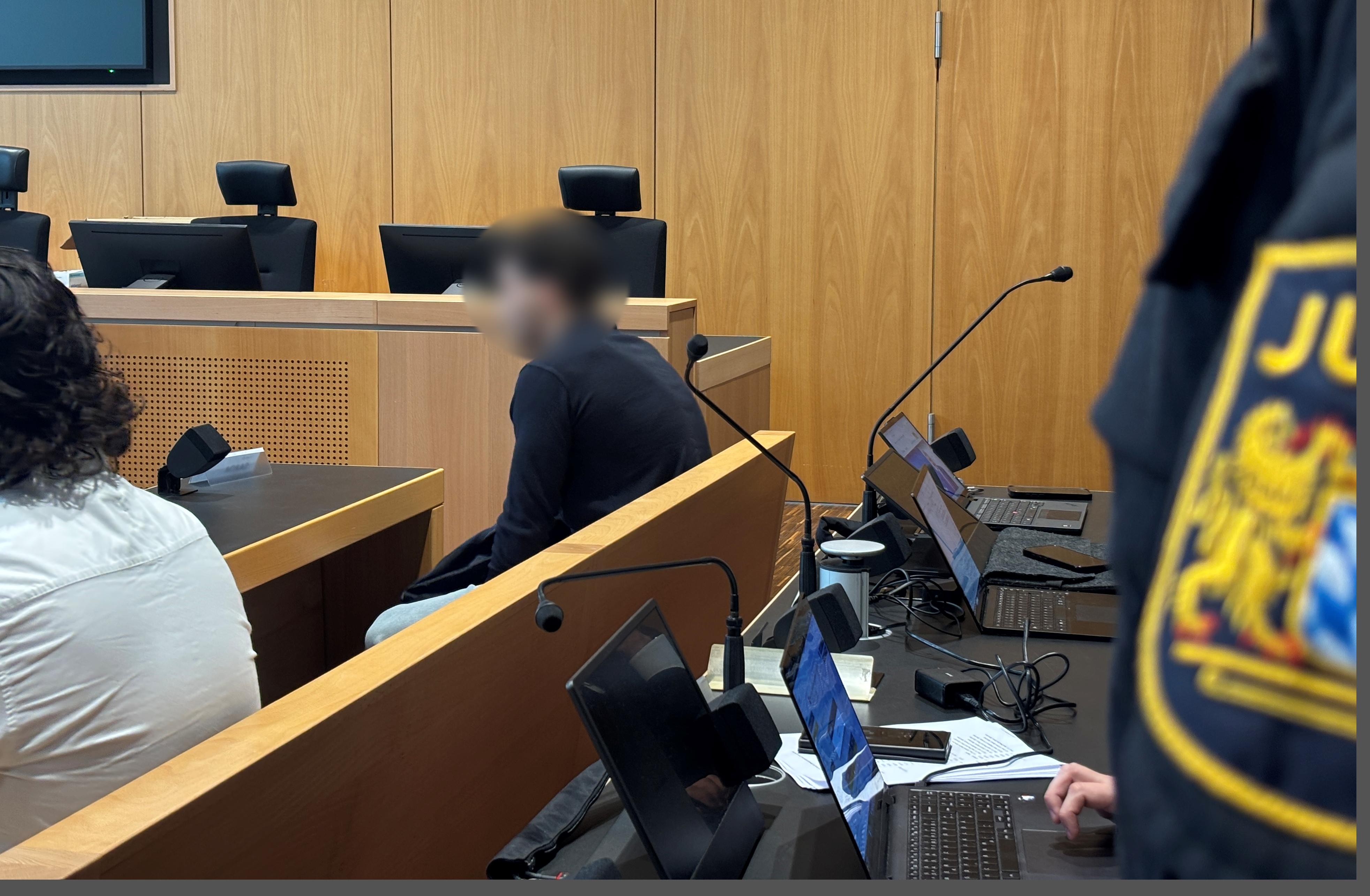 Einer der Angeklagten im Gerichtssaal.