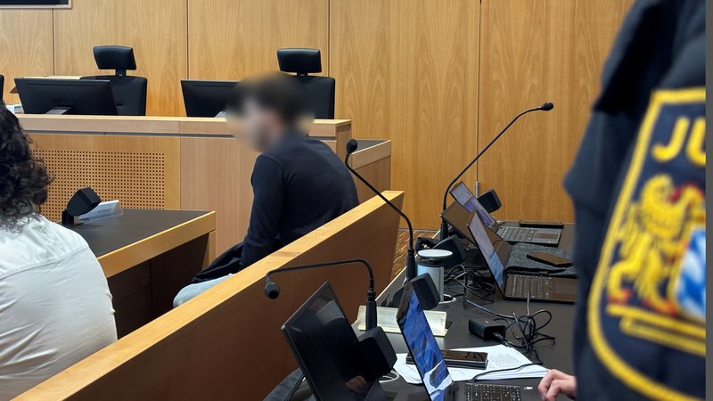 Einer der Angeklagten im Gerichtssaal. | Bild: BR/Barbara Leinfelder Einer der Angeklagten im Gerichtssaal.