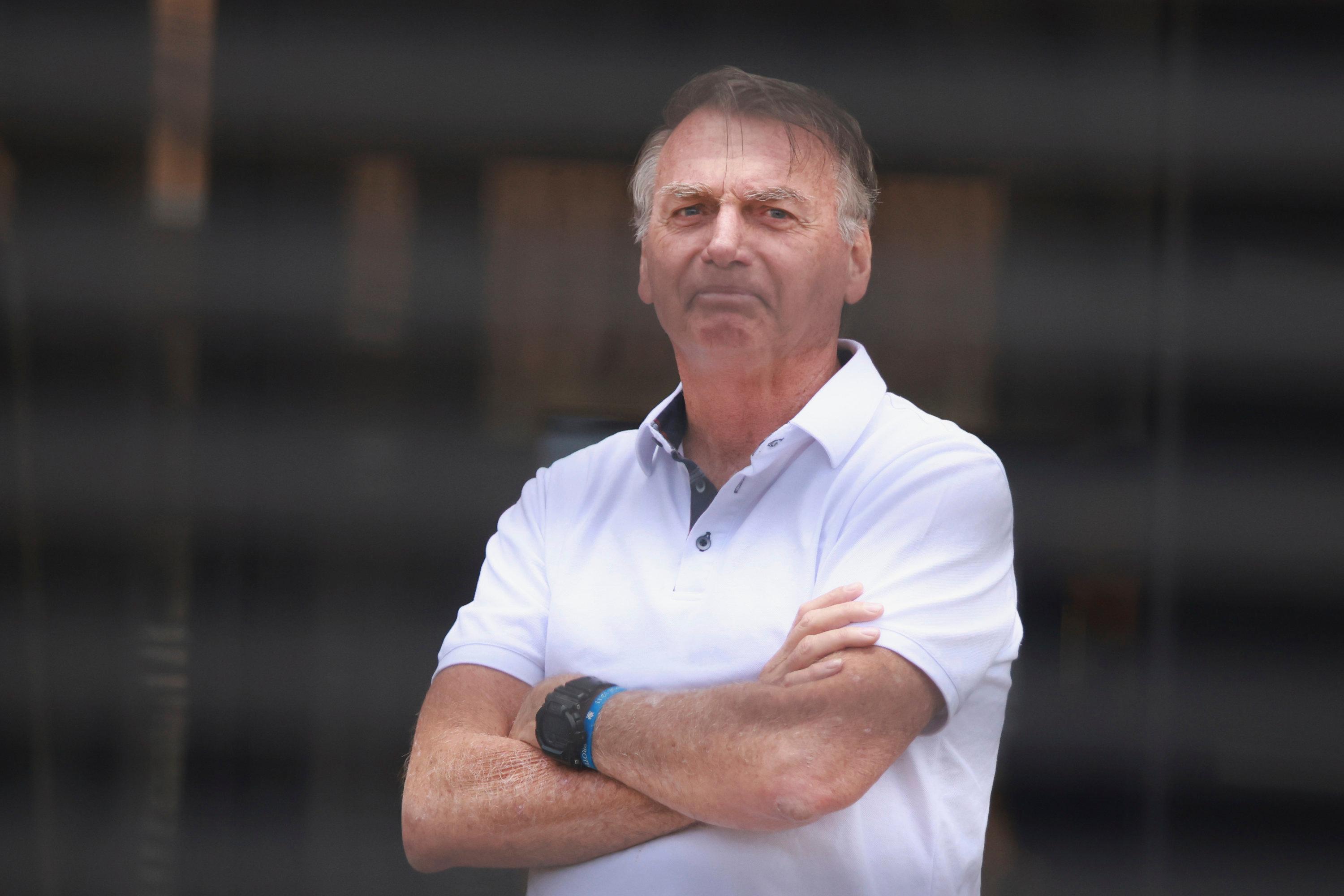 Der ehemalige brasilianische Präsident Jair Bolsonaro steht am Eingang seines Hauses, in dem er unter Hausarrest steht.