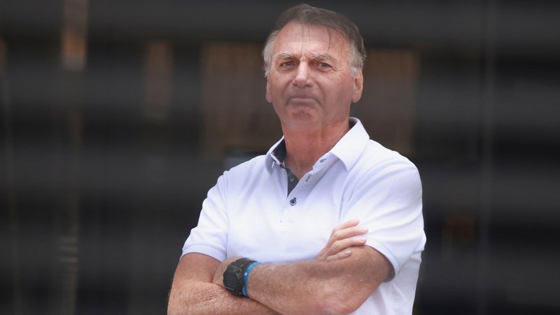 Der ehemalige brasilianische Präsident Jair Bolsonaro steht am Eingang seines Hauses, in dem er unter Hausarrest steht. | Bild: dpa-Bildfunk/Luis Nova Der ehemalige brasilianische Präsident Jair Bolsonaro steht am Eingang seines Hauses, in dem er unter Hausarrest steht.