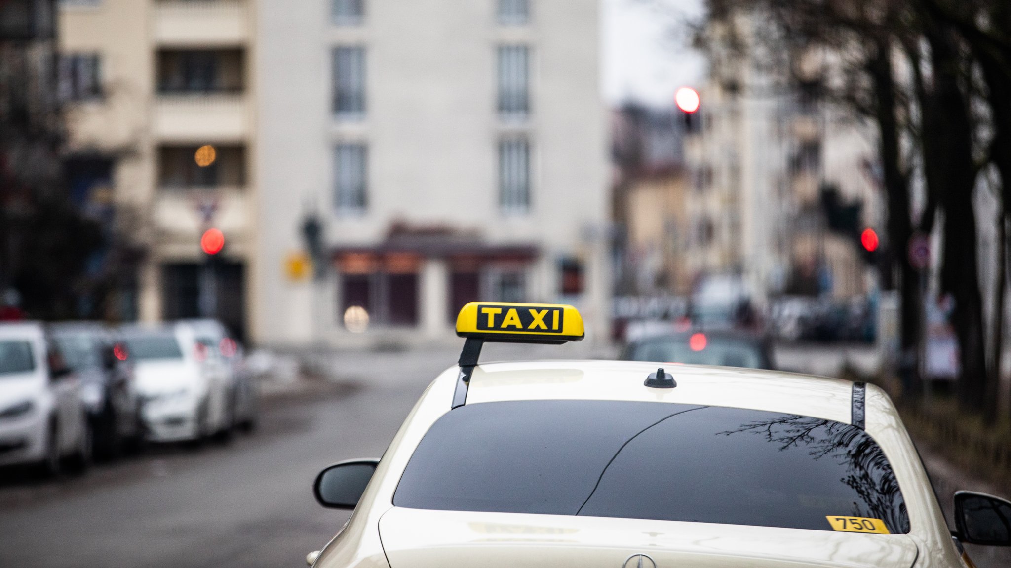 Mit dem Taxi nach Paris - Airline erstattet 3.330 Euro für Fahrt