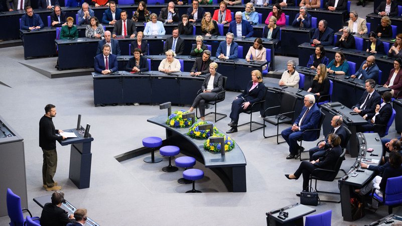 Wolodymyr Selenskyj, Präsident der Ukraine, hält im Deutschen Bundestag eine Rede. | Bild: picture alliance/dpa | Bernd von Jutrczenka Wolodymyr Selenskyj, Präsident der Ukraine, hält im Deutschen Bundestag eine Rede.