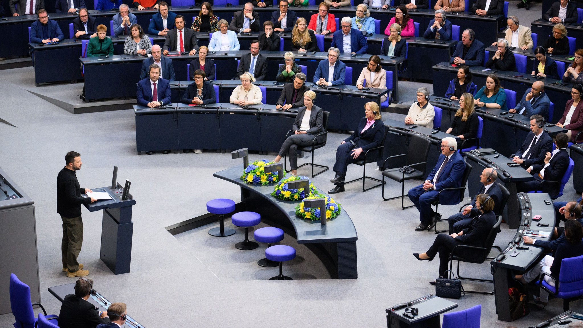 Wolodymyr Selenskyj, Präsident der Ukraine, hält im Deutschen Bundestag eine Rede. 