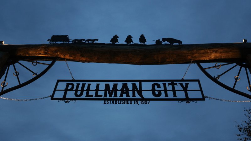 Ein Schild weist auf die Westernstadt Pullman City hin. | Bild: BR/Markus Konvalin Ein Schild weist auf die Westernstadt Pullman City hin.