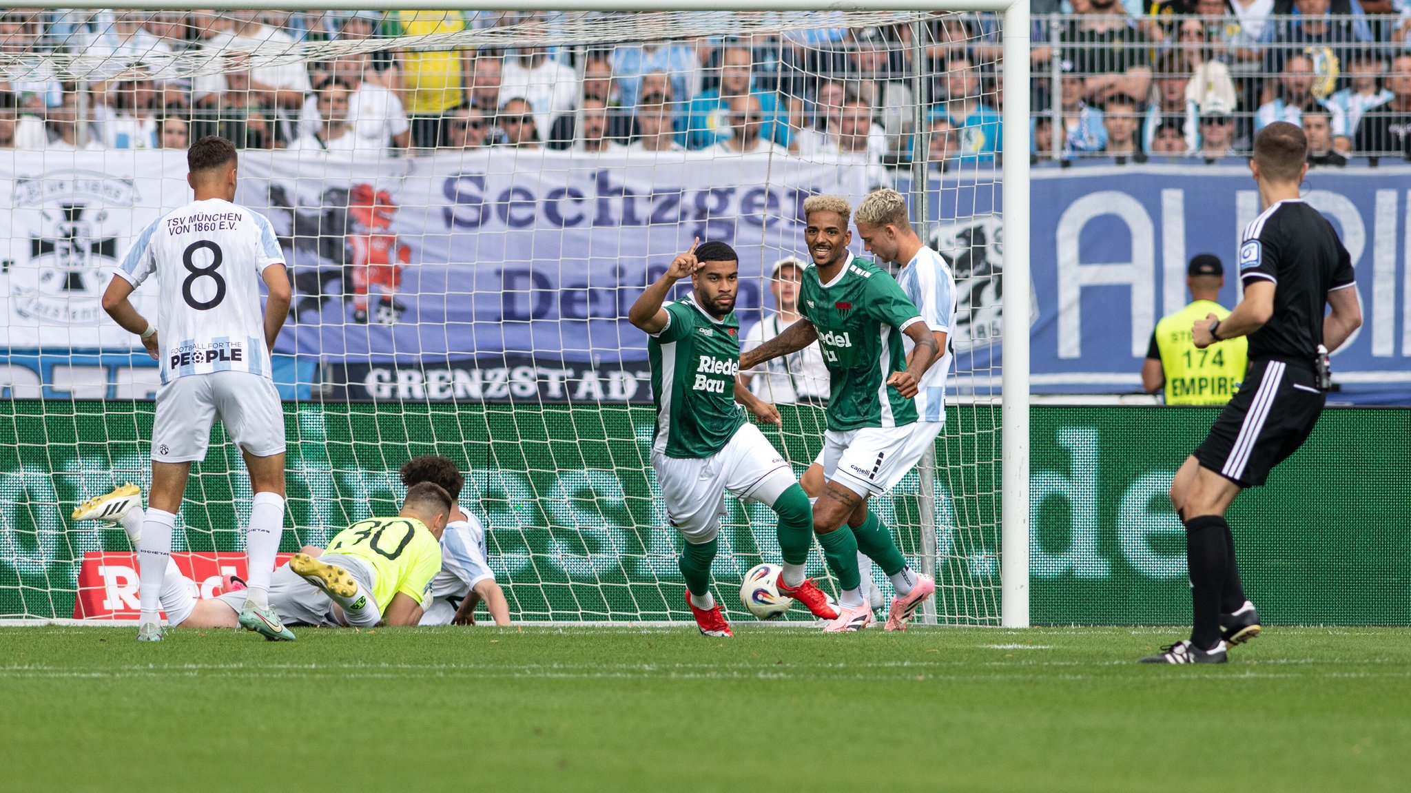 Der 1. FC Schweinfurt 05 hat zweimal gegen den TSV 1860 München geführt | Bild: picture alliance / Pressefoto Evans | Ryan Evans Der 1. FC Schweinfurt 05 hat zweimal gegen den TSV 1860 München geführt