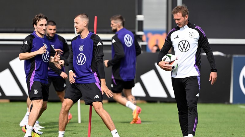 02.06.2024, Bayern, Herzogenaurach: Fußball: Nationalmannschaft, EM-Vorbereitung, Trainingslager, vor dem EM-Testspiel Deutschland - Ukraine, Abschlusstraining Deutschlands Bundestrainer Julian Nagelsmann (r) beobachtet das Training. | Bild: dpa-Bildfunk/Federico Gambarini 02.06.2024, Bayern, Herzogenaurach: Fußball: Nationalmannschaft, EM-Vorbereitung, Trainingslager, vor dem EM-Testspiel Deutschland - Ukraine, Abschlusstraining Deutschlands Bundestrainer Julian Nagelsmann (r) beobachtet das Training.
