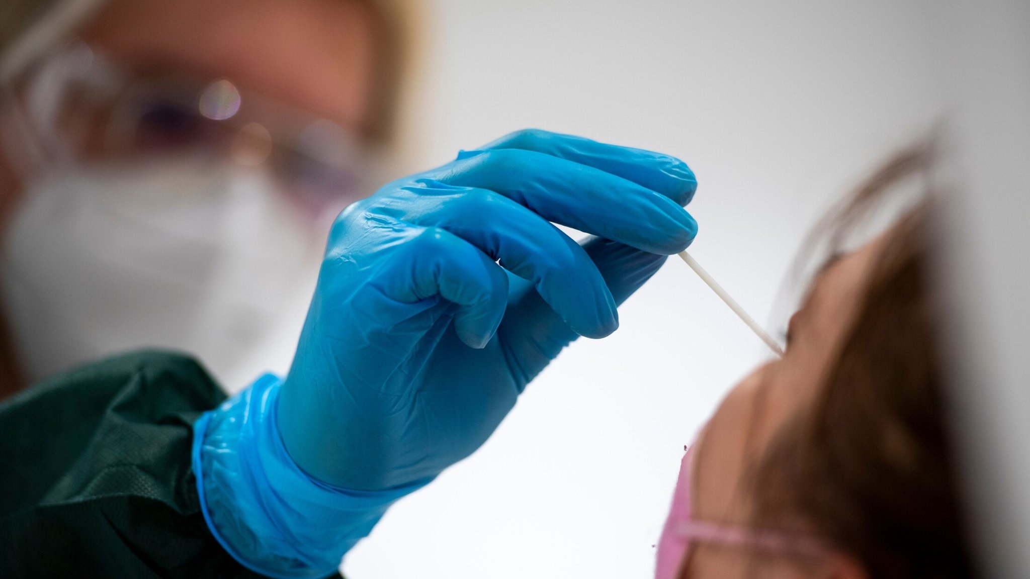 Eine Frau wird in einem Testzentrum auf das Coronavirus getestet.
