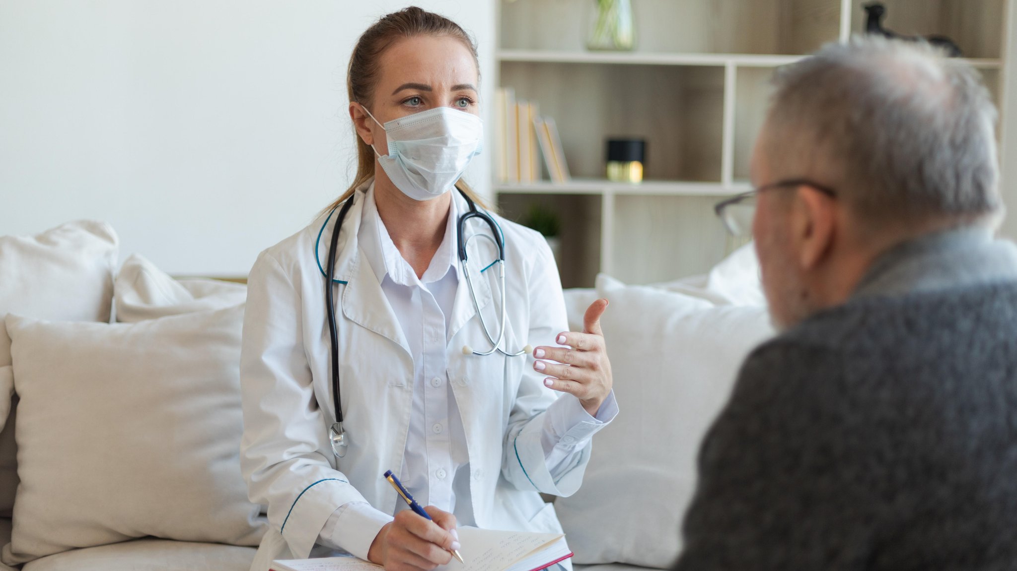 Ärztin im Gespräch mit einem Patienten