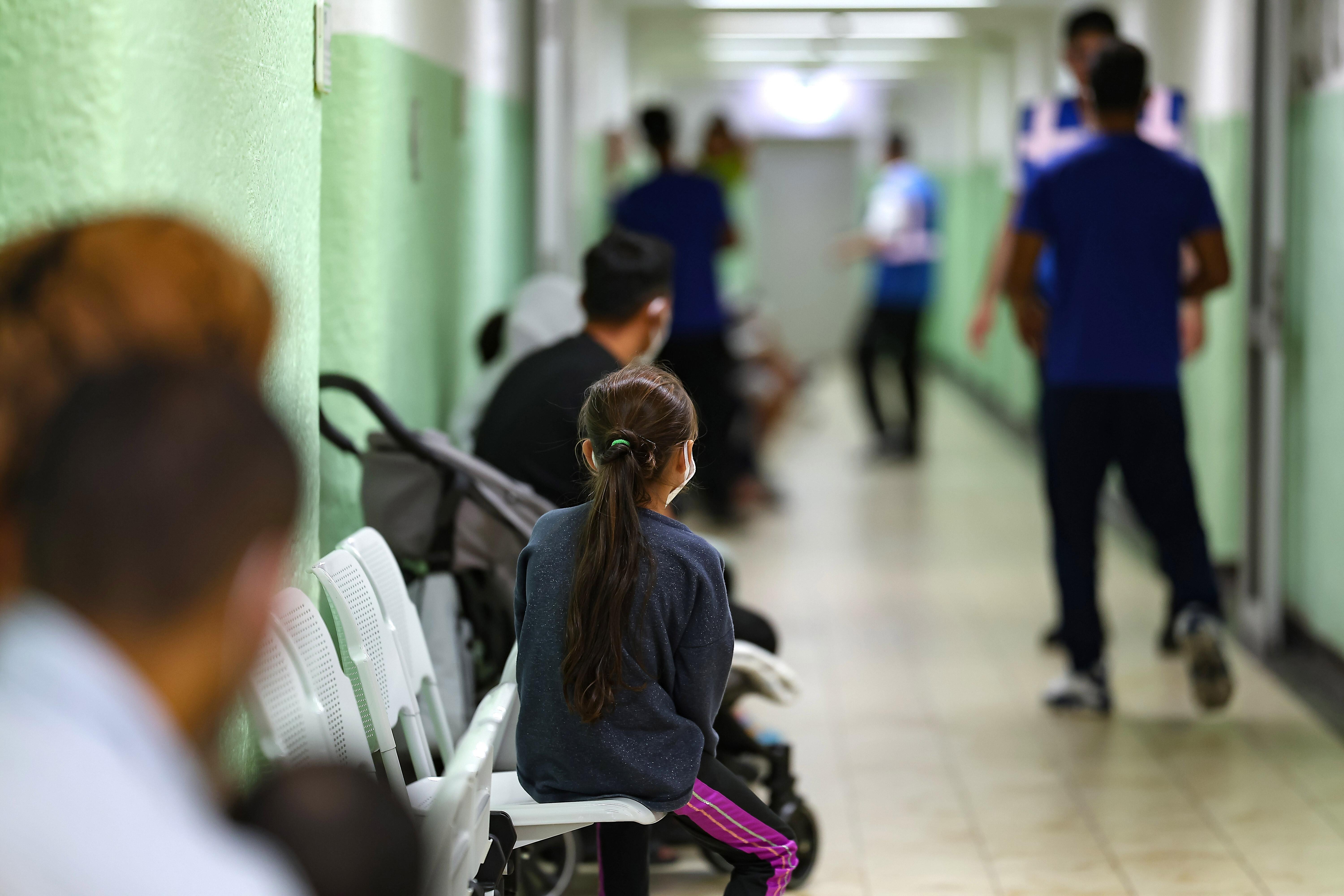 Archivbild: Migranten warten in der Zentralen Aufnahmeeinrichtung für Asylbewerber in Bayern in einem Gang auf einen Termin in der Behörde