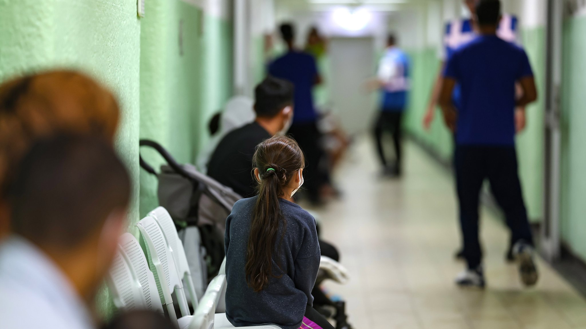 Archivbild: Migranten warten in der Zentralen Aufnahmeeinrichtung für Asylbewerber in Bayern in einem Gang auf einen Termin in der Behörde | Bild: picture alliance/dpa | Daniel Löb Archivbild: Migranten warten in der Zentralen Aufnahmeeinrichtung für Asylbewerber in Bayern in einem Gang auf einen Termin in der Behörde