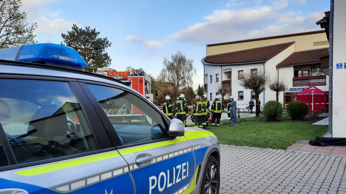 Ein Polizeiauto und Feuerwehrmänner stehen vor dem Bad Füssinger Seniorenheim, wo sich der Unfall ereignet hat. 