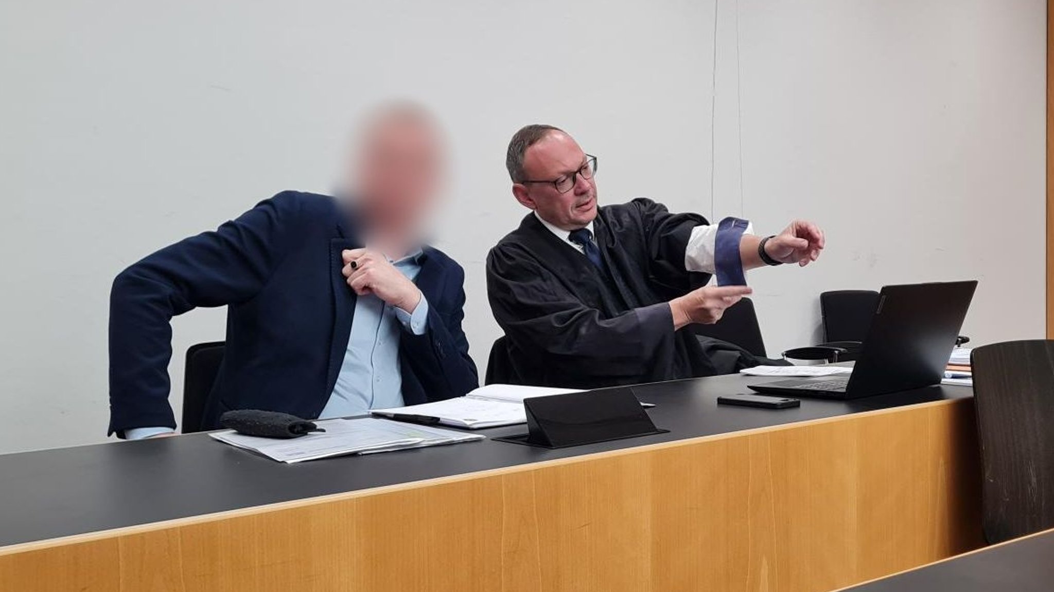 Der ehemalige Memminger Eishockey-Manager wegen Untreue vor dem Augsburger Amtsgericht. | Bild: BR/ Veronika Scheidl Der ehemalige Memminger Eishockey-Manager wegen Untreue vor dem Augsburger Amtsgericht.