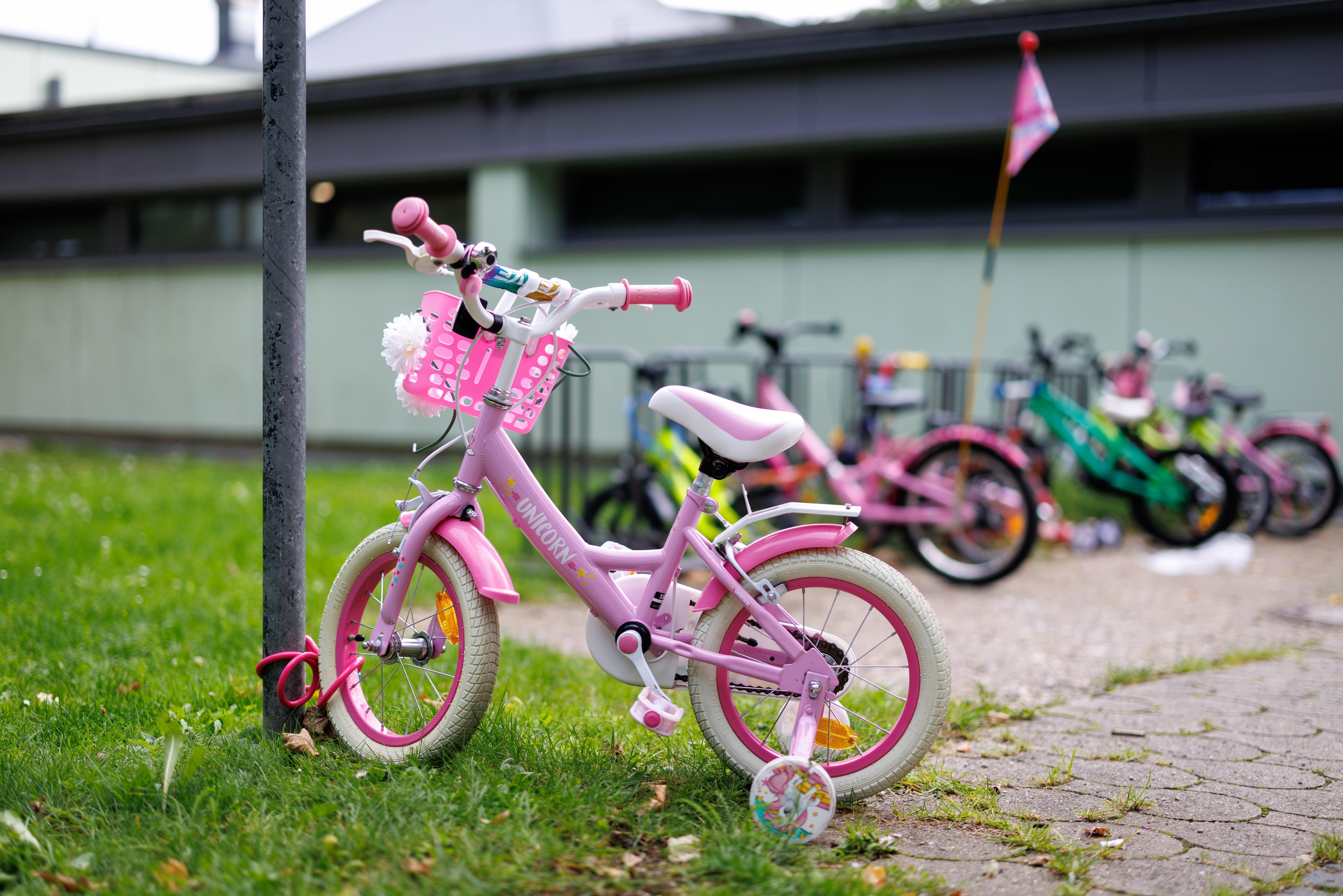 Ein geparktes Kinderfahrrad vor dem Gebäude einer Kindertageseinrichtung in München