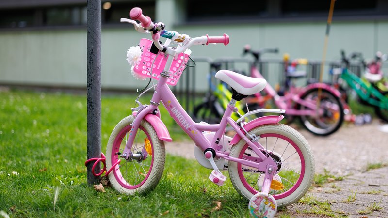 Ein geparktes Kinderfahrrad vor dem Gebäude einer Kindertageseinrichtung in München | Bild: picture alliance / dpa | Matthias Balk Ein geparktes Kinderfahrrad vor dem Gebäude einer Kindertageseinrichtung in München