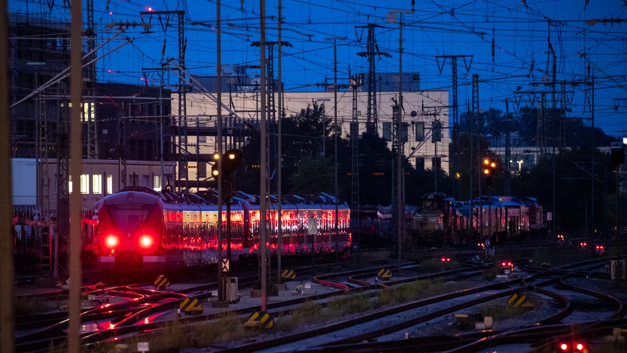 Ein Zug steht auf dem Gleis vor dem Nürnberger Hauptbahnhof.