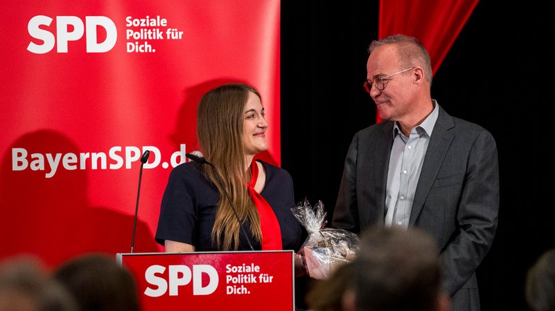 Ronja Endres, Vorsitzende der Bayern-SPD, und Matthias Miersch, Generalsekretär, beim Landesparteitag in Schweinfurt. | Bild: picture alliance/dpa | Daniel Vogl Ronja Endres, Vorsitzende der Bayern-SPD, und Matthias Miersch, Generalsekretär, beim Landesparteitag in Schweinfurt.