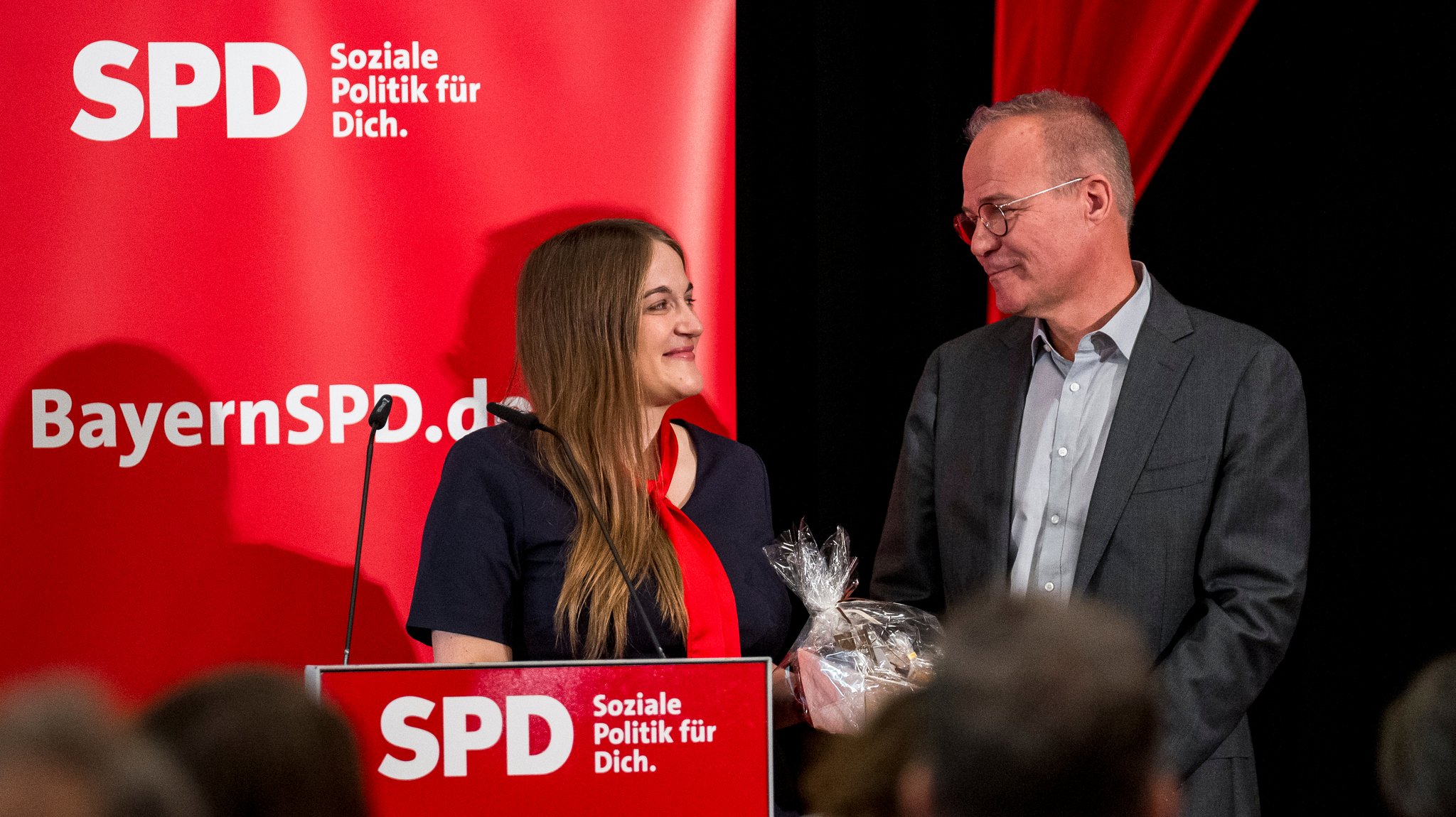 Ronja Endres, Vorsitzende der Bayern-SPD, und Matthias Miersch, Generalsekretär, beim Landesparteitag in Schweinfurt.