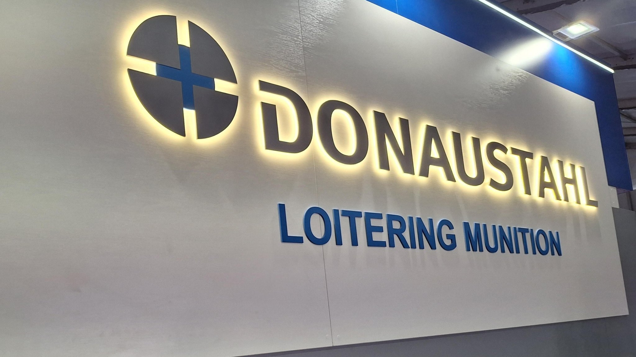 (Symbolbild) Messestand von Donaustahl. Firmengründer Stefan Thumann lebt derzeit wegen Anschlagsgefahr nach eigenen Angaben im Untergrund