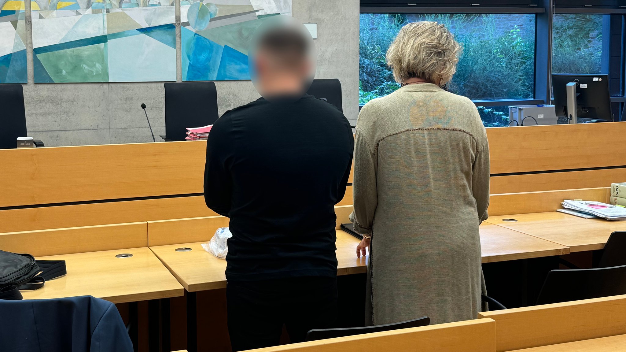 Der 30-jährige Angeklagte (links) muss sich wegen versuchten Mordes vor dem Landgericht Würzburg verantworten. 