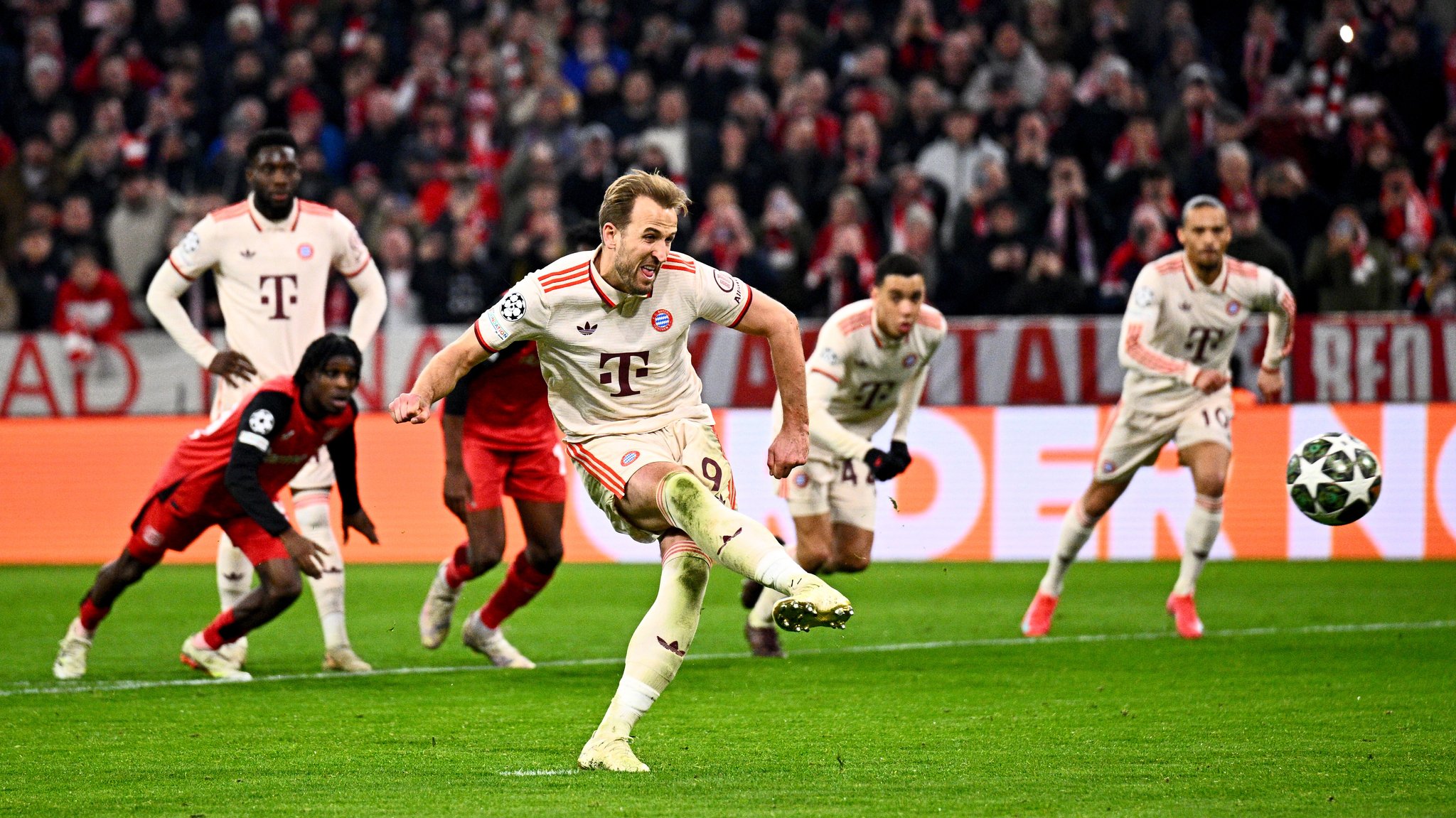  FC-Bayern-Star Harry Kane erzielt das Tor zum 3:0 gegen Bayer Leverkusen per Elfmeter.