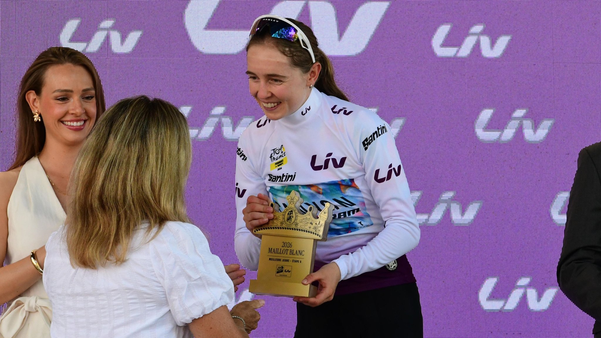 Antonia Niedermaier im Weißen Trikot der Tour de France Femmes 2026 | Bild: picture alliance / NurPhoto | Romain Doucelin Antonia Niedermaier im Weißen Trikot der Tour de France Femmes 2026