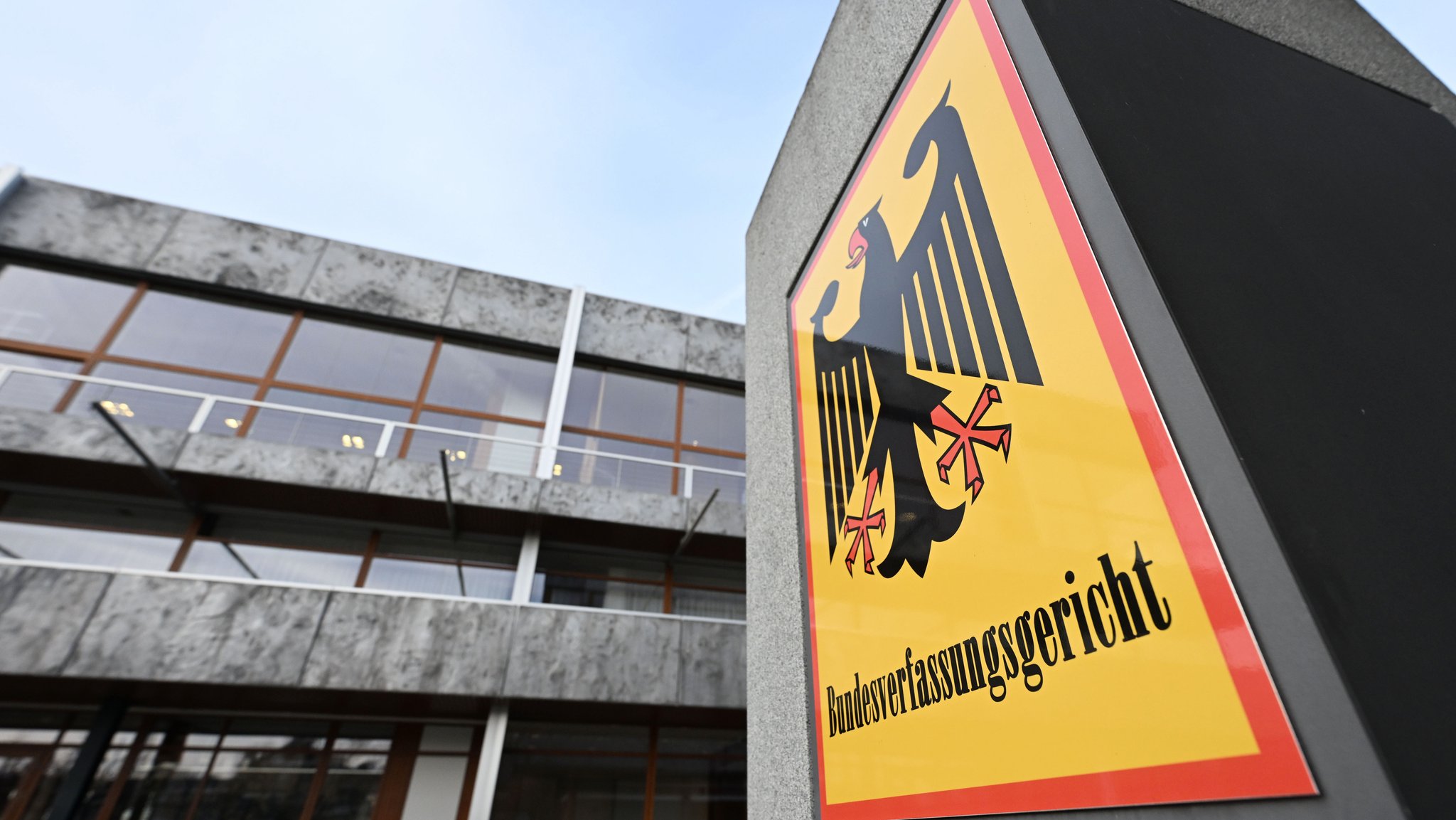 Ein Hinweisschild mit dem Schriftzug Bundesverfassungsgericht und einem Bundesadler, aufgenommen vor dem Bundesverfassungsgerichts.