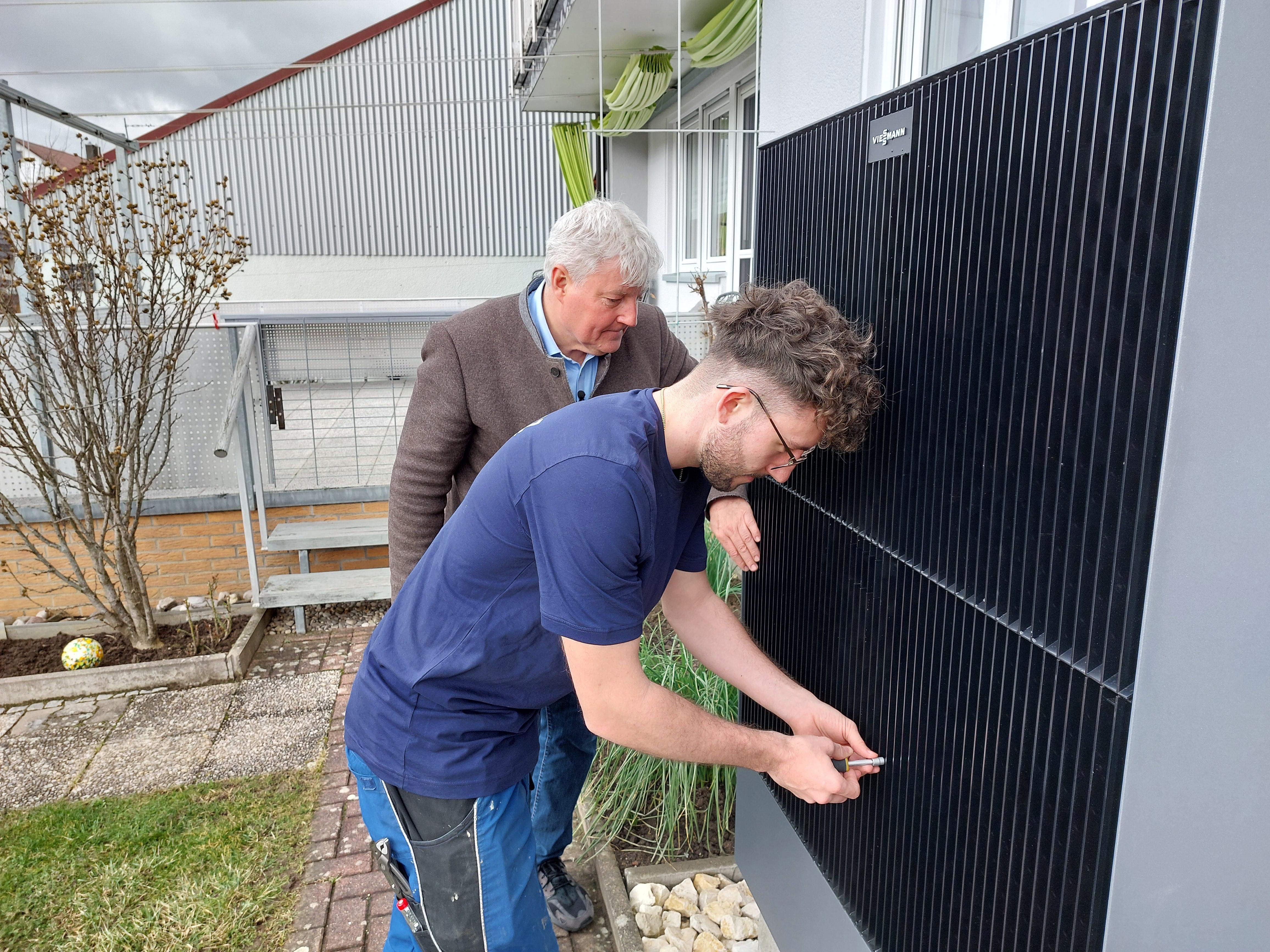 Erich Schulz und sein Sohn warten eine Wärmepumpe