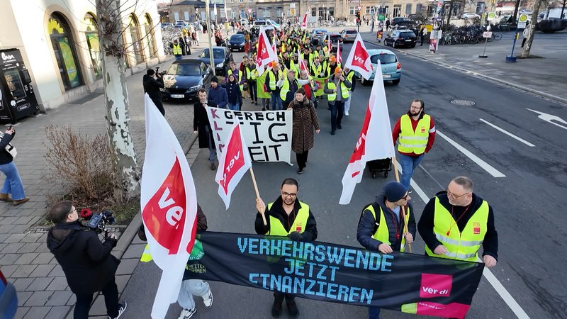 Die Gewerkschaft Verdi macht am Freitag und Samstag auch in 13 bayerischen Städten wieder Druck mit Warnstreiks. | Bild: Bayerischer Rundfunk 2026 Die Gewerkschaft Verdi macht am Freitag und Samstag auch in 13 bayerischen Städten wieder Druck mit Warnstreiks.