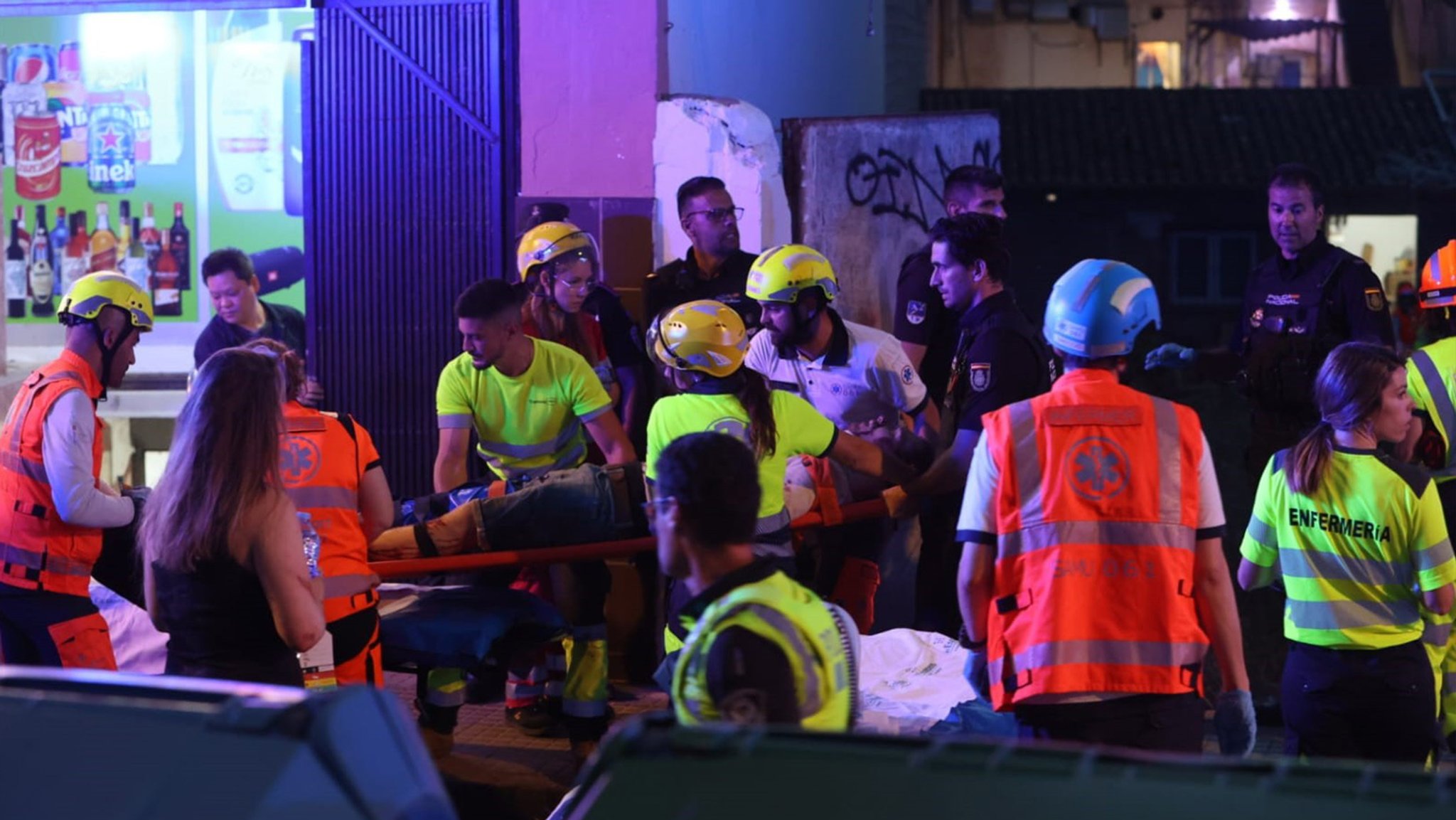 Rettungskräfte bergen Verletzte 