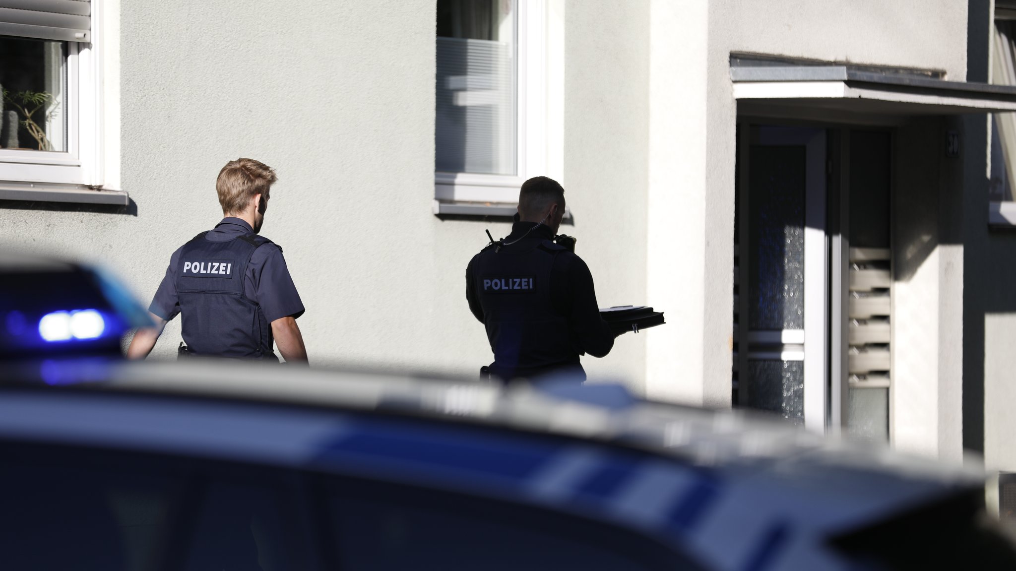 Polizisten vor einem Haus in Nürnberg, in dem ein Gewaltverbrechen stattgefunden haben soll. | Bild: NEWS5 / David Oßwald Polizisten vor einem Haus in Nürnberg, in dem ein Gewaltverbrechen stattgefunden haben soll.