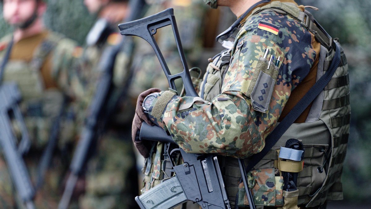 Symbolbild: Ein Offizier der Bundeswehr. Reservisten sind in der Armee wieder zunehmend im Gespräch. Tausende werden benötigt. 