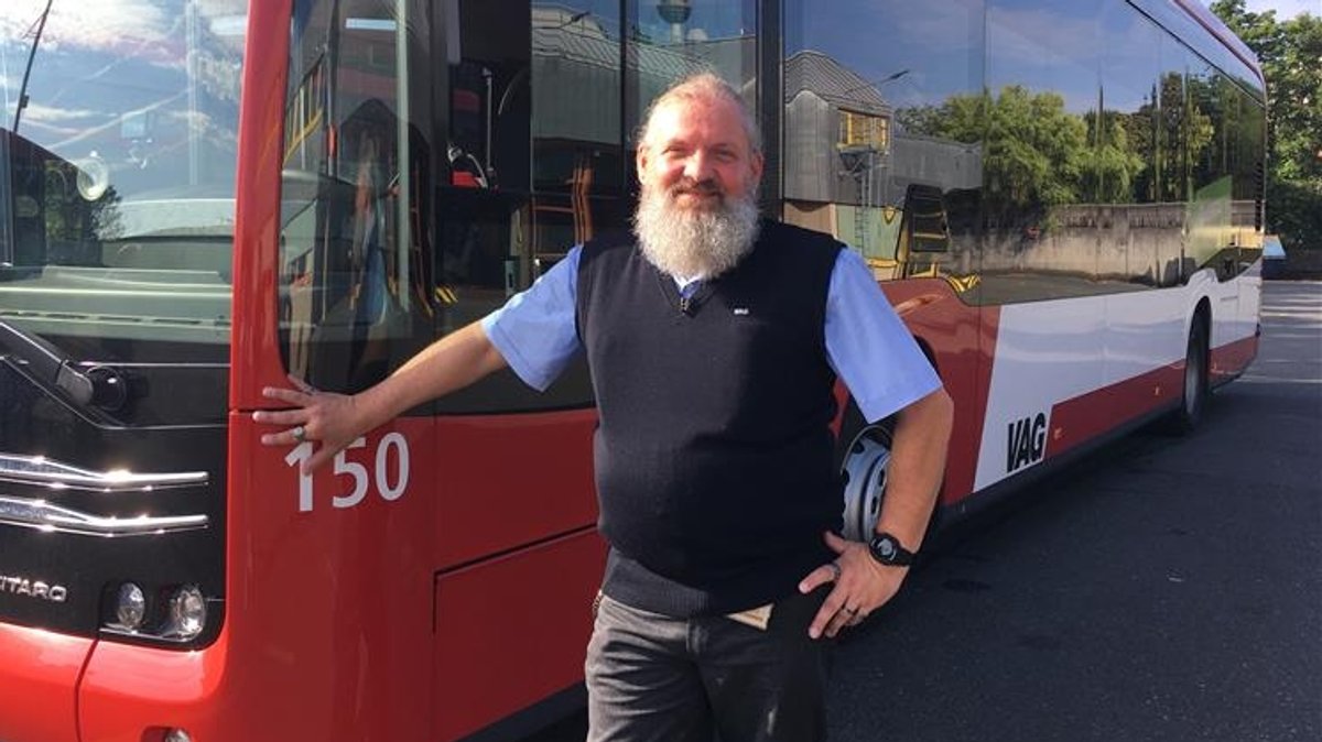 Beim Busfahren entdeckt Busfahrer André Isbrecht seine Geschichten.