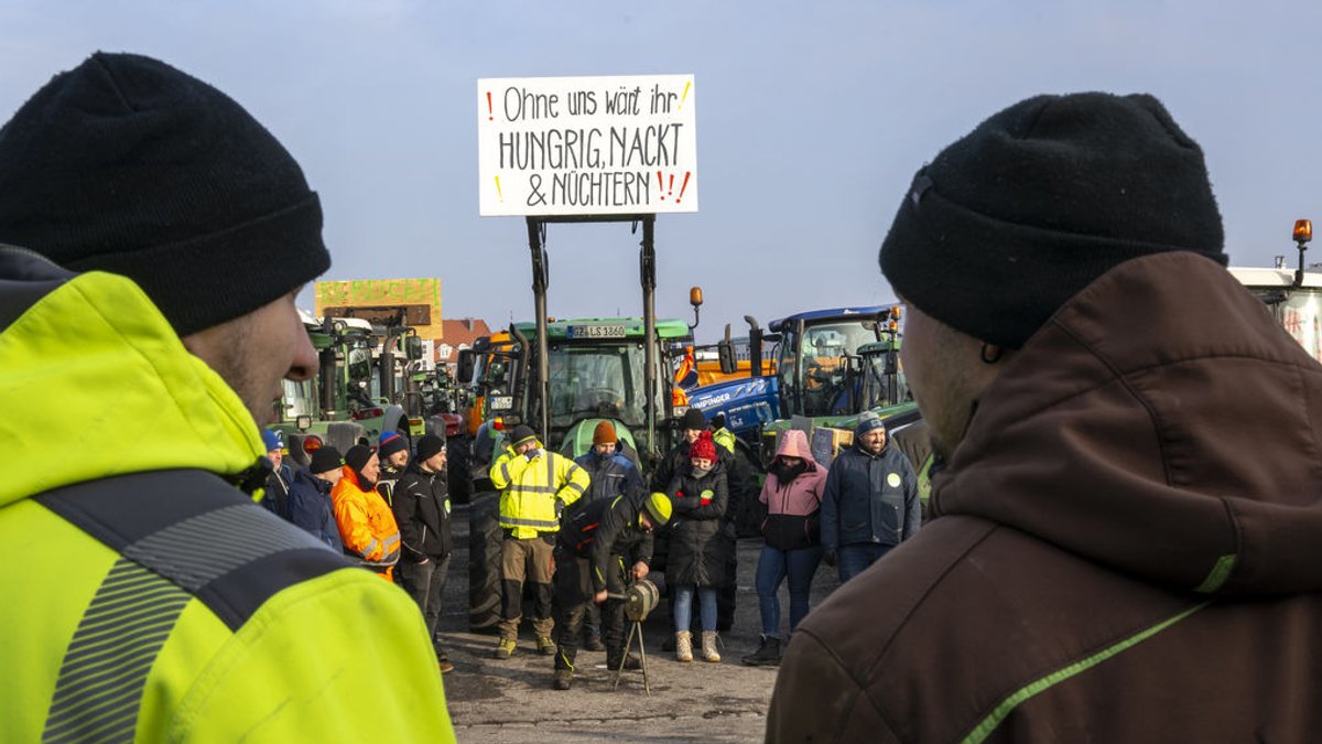 10.01.2024, Bayern, Augsburg: Mit hunderten Traktoren nehmen Landwirte an einer Kundgebung auf dem Plärrer in der Stadt teil. Als Reaktion auf die Sparpläne der Bundesregierung hat der Bauernverband zu einer Aktionswoche mit Kundgebungen aufgerufen. Sie soll am 15. Januar in einer Großdemonstration in der Hauptstadt gipfeln. Foto: Peter Kneffel/dpa +++ dpa-Bildfunk +++