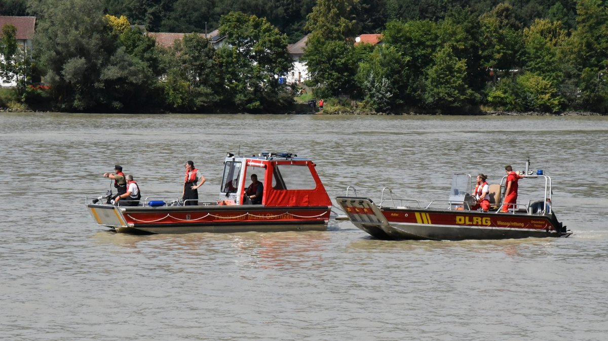 Einsatzkräfte suchen den 55-jährigen Wasserskifahrer auf der Donau.