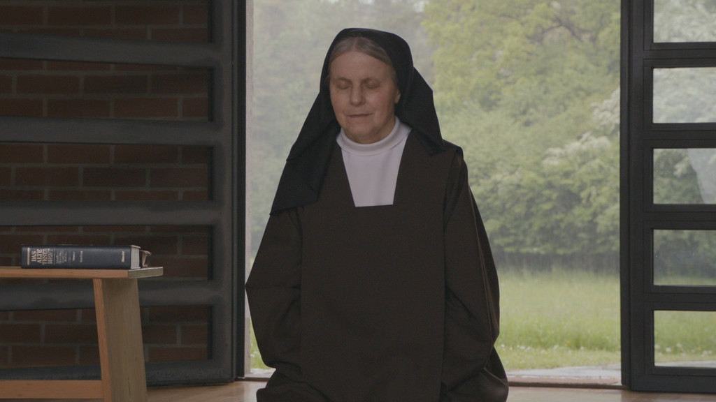 Der Glaube erlaubt es, mit sich ins Reine zu kommen. Eine Nonne betet in "Wo ist Gott?" (Filmszene).