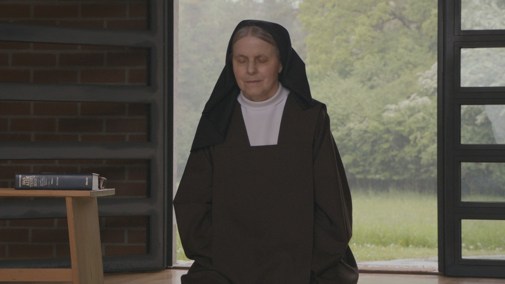 Der Glaube erlaubt es, mit sich ins Reine zu kommen. Eine Nonne betet in "Wo ist Gott?" (Filmszene). | Bild: Arsenal Filmverleih Der Glaube erlaubt es, mit sich ins Reine zu kommen. Eine Nonne betet in "Wo ist Gott?" (Filmszene).