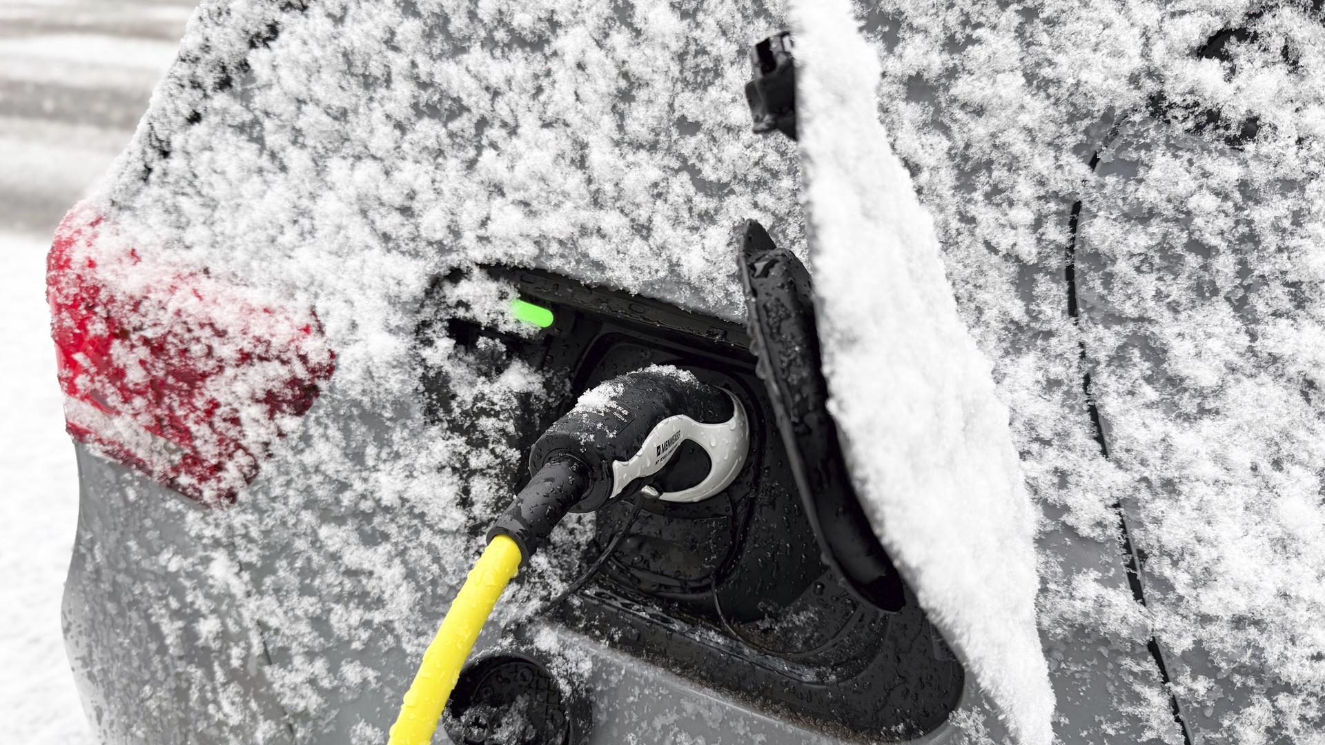 Sie müssen bei Kälte zwar öfter an die Ladestation, aber auch im Winter können mit E-Autos Langstrecken zurückgelegt werden.