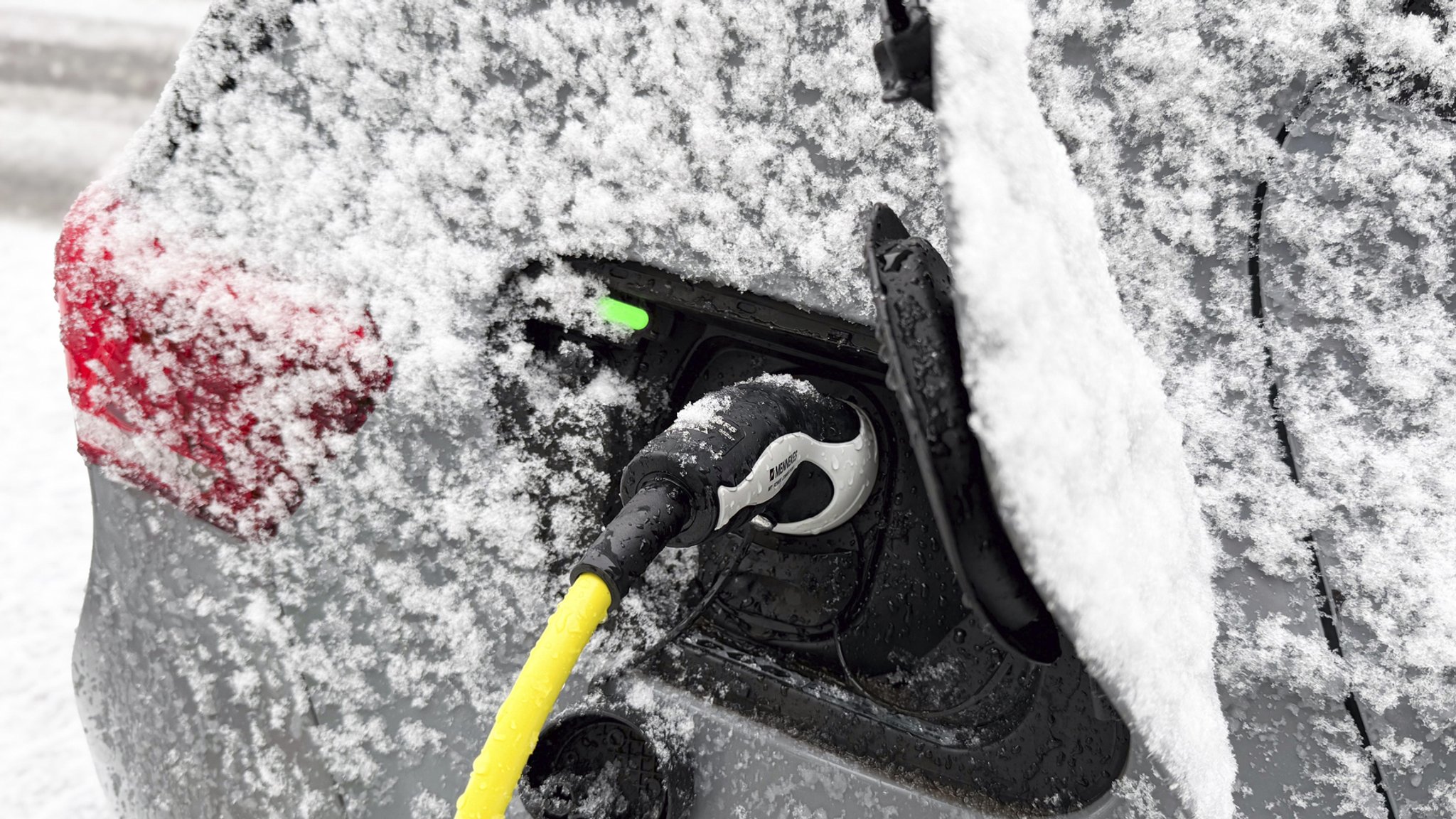 Sie müssen bei Kälte zwar öfter an die Ladestation, aber auch im Winter können mit E-Autos Langstrecken zurückgelegt werden.