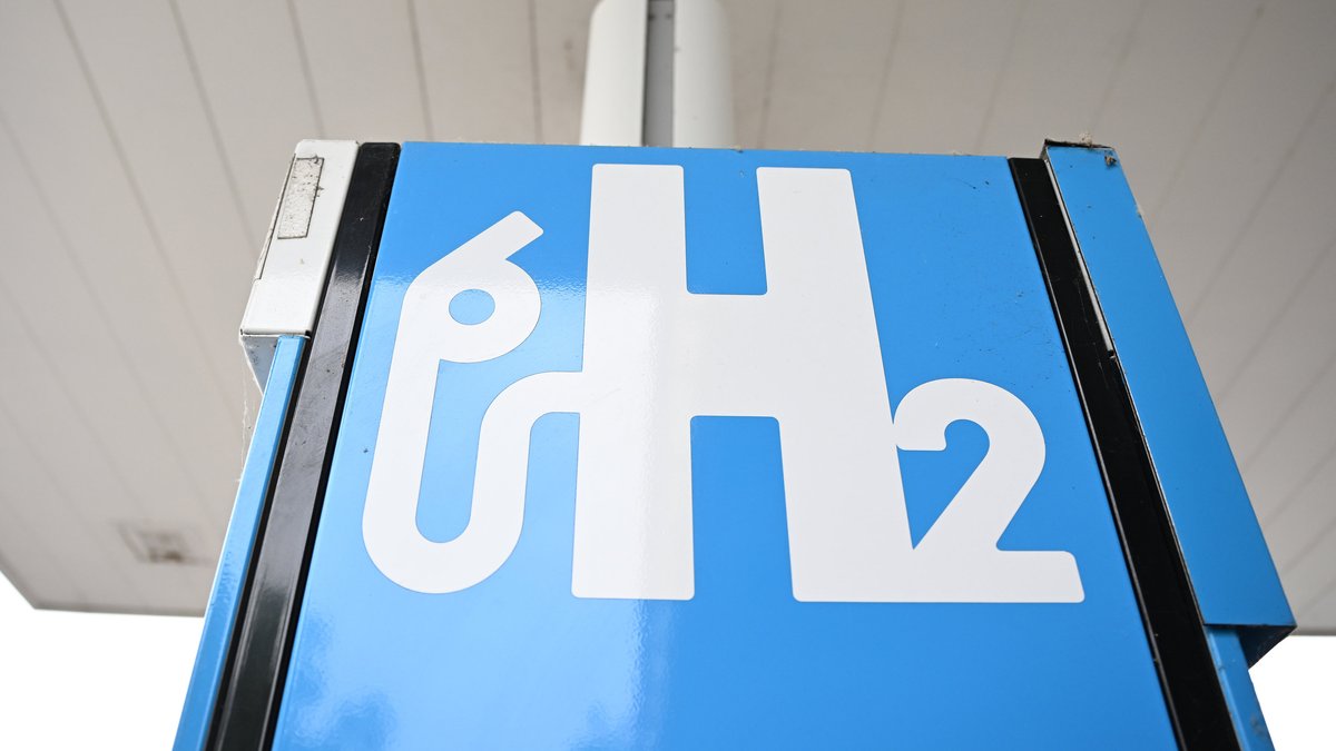 Ein H2-Zeichen ist an einer Wasserstoff-Tankstelle für Autos angebracht.