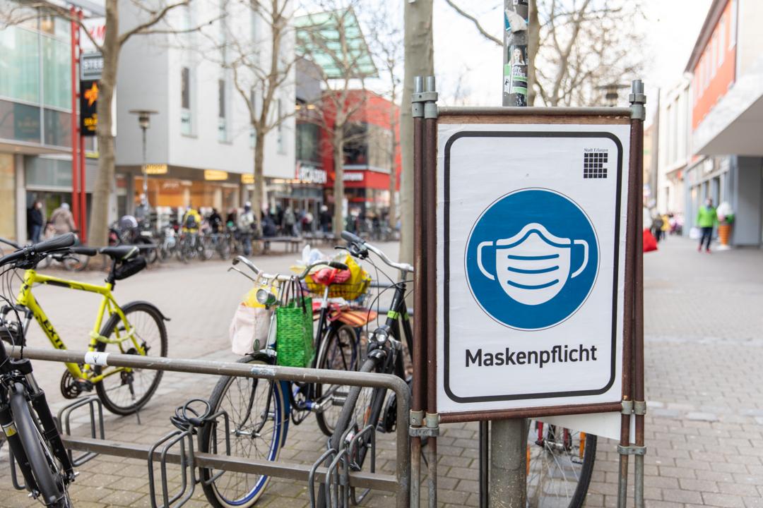 Ein Schild der Stadt Erlangen weist auf die geltende Maskenpflicht hin. | Bild:BR / Leon Baatz