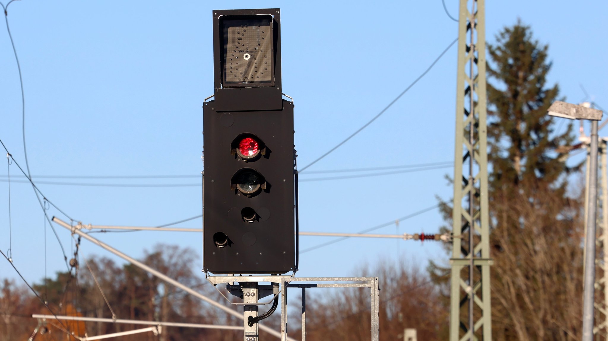 Ein Haltesignal an einer Bahnstrecke: die Ampel steht auf rot (Symbolbild)