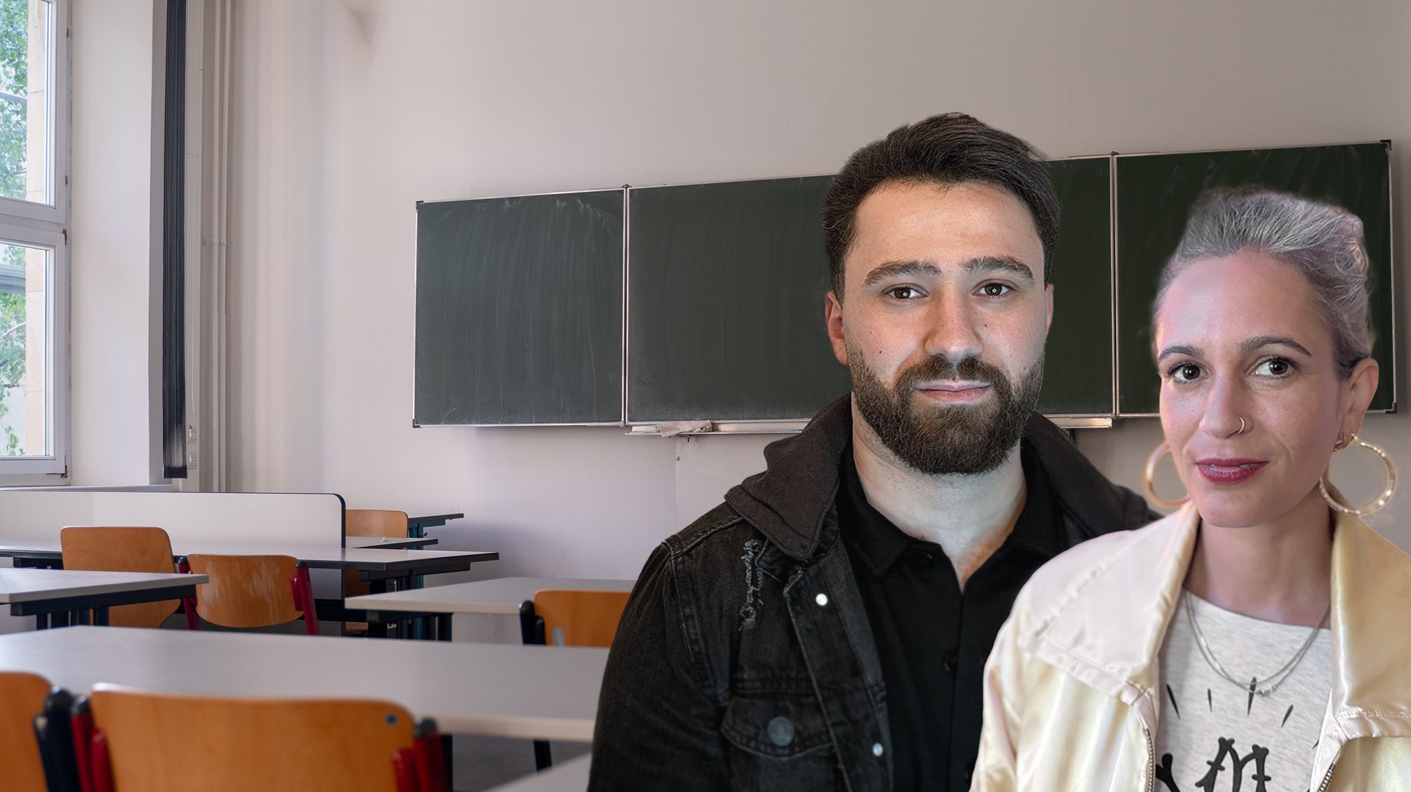 Ahmad (li) und Taiga (re) in einem Klassenzimmer vor einer Schultafel