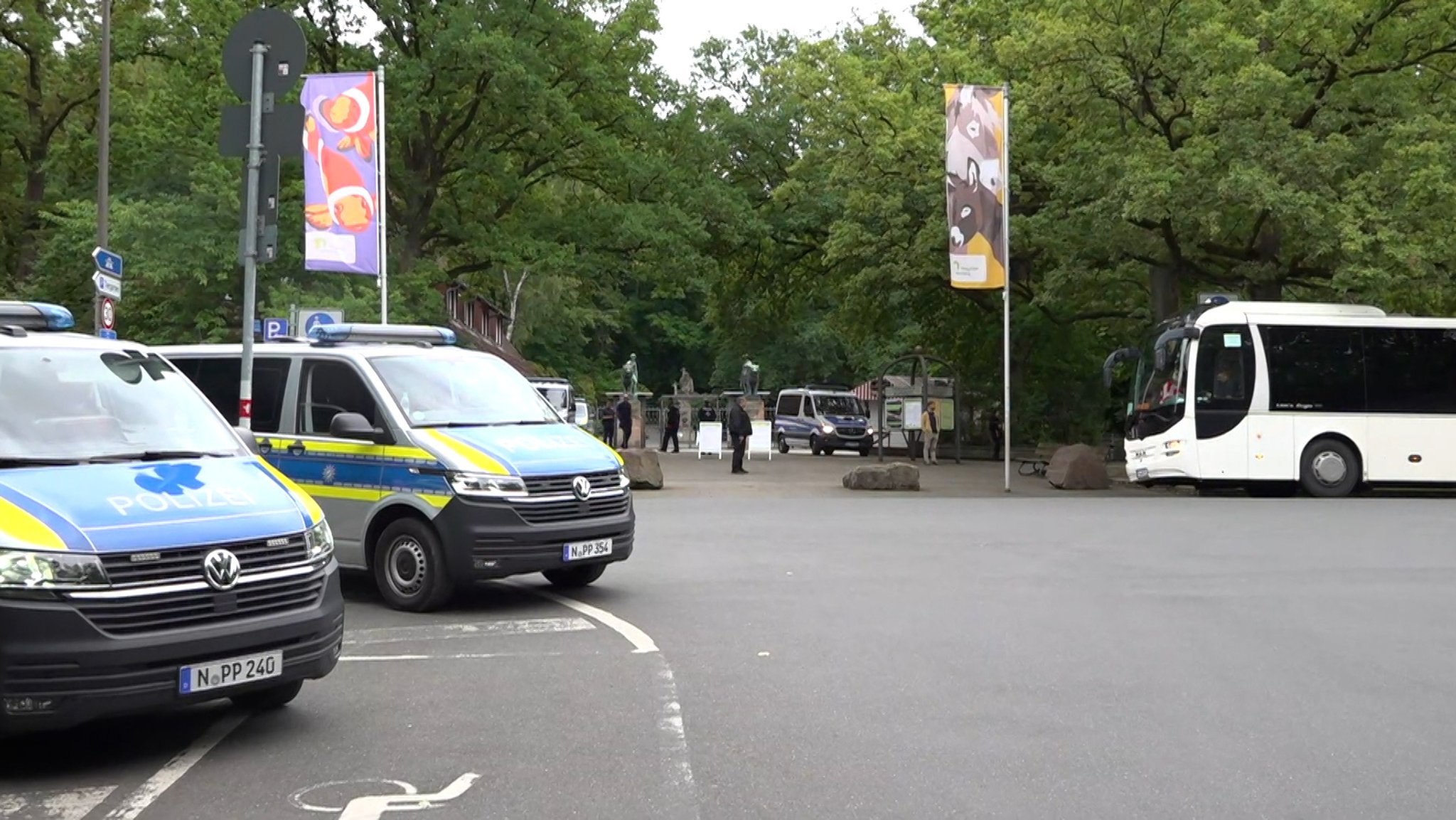 Polizeifahrzeuge vor Tiergarten Nürnberg | Bild: News5 Polizeifahrzeuge vor Tiergarten Nürnberg